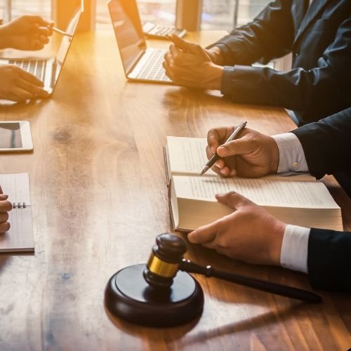 Abogado revisando un expediente junto a un mazo judicial